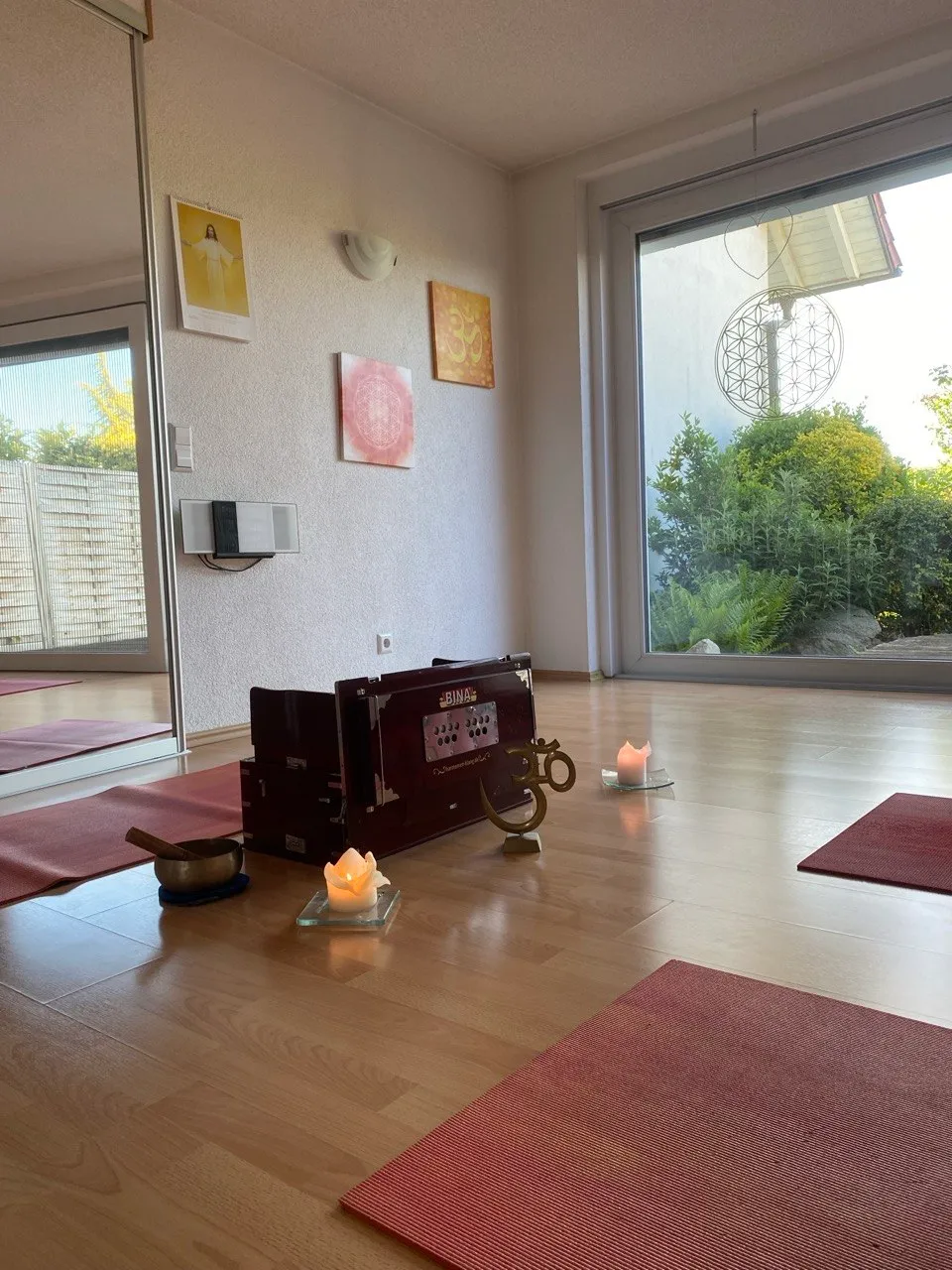 Yogaraum mit Matten, Kerzen und Harmonium