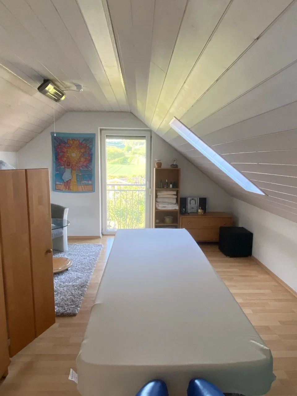 Praxisraum unterm Dach mit Massageliege