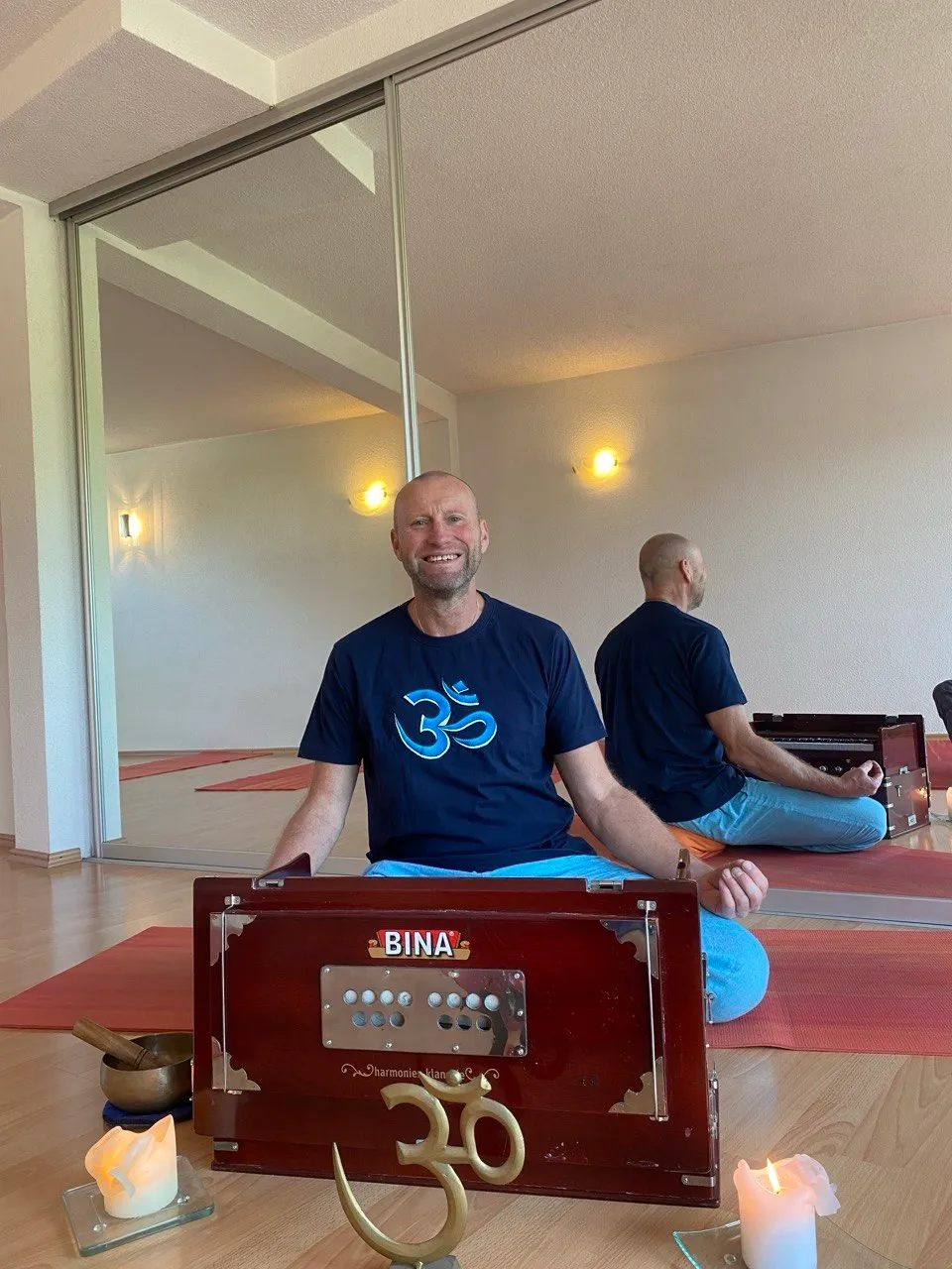 Christian Pfaff in Meditationshaltung im Yogaraum